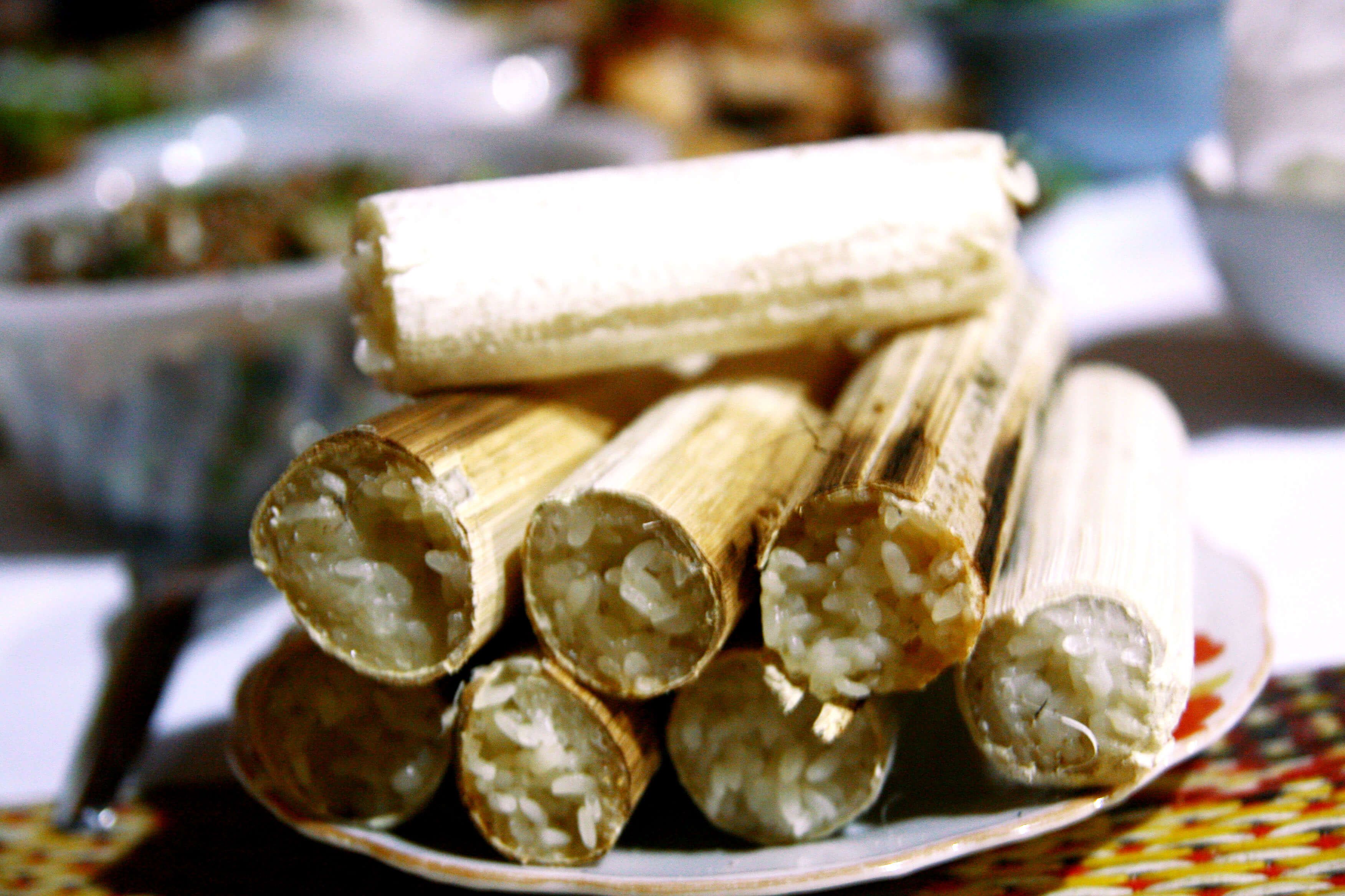 Thưởng thức món cơm lam thơm lừng của người Lào